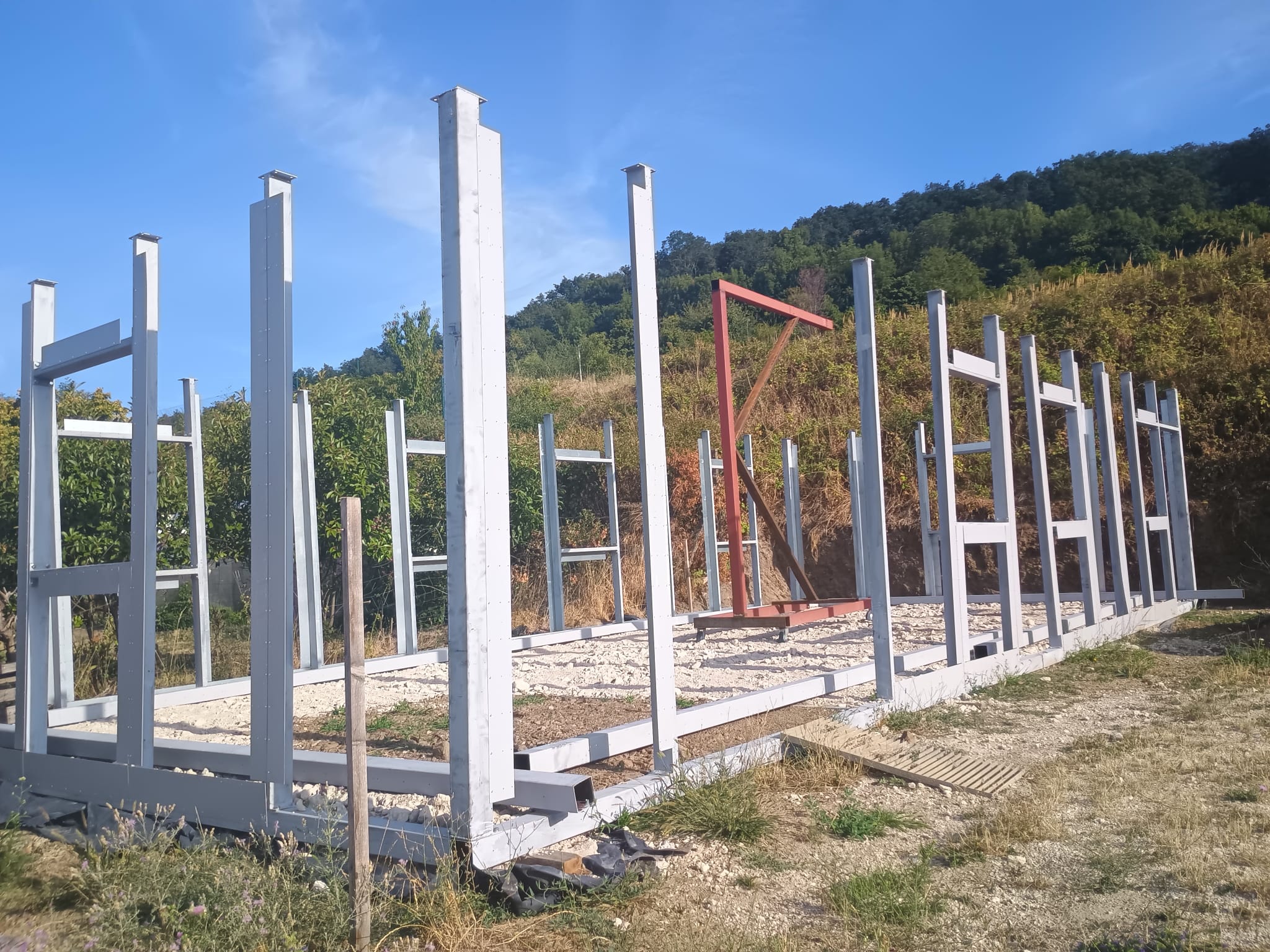 Montáž oceľovej haly Martina - rozostavaný objekt s bránou